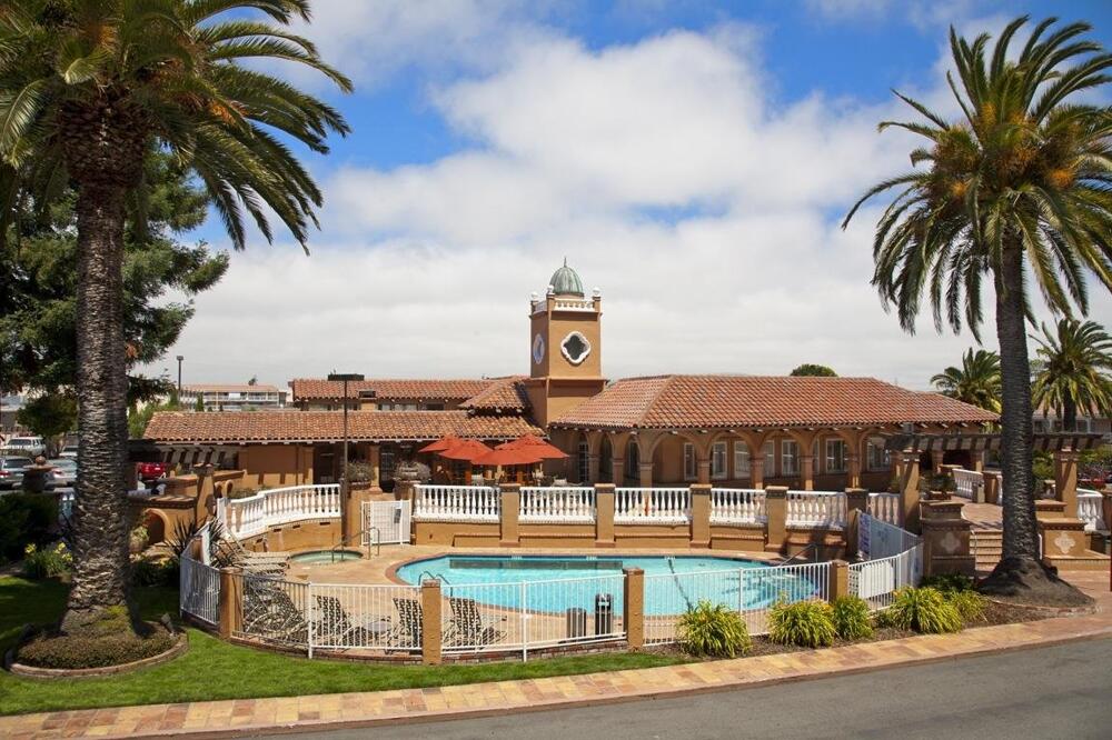 Foto del exterior de Hotel SFO El Rancho Inn SureStay Collection by Best Western