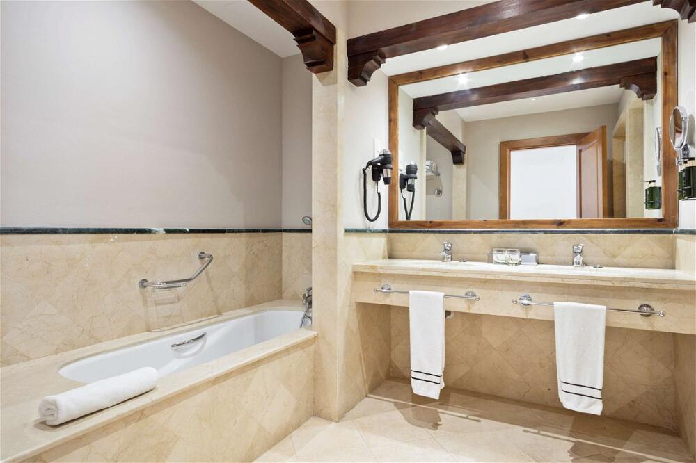 Foto del baño de The Level at Meliá Villaitana
