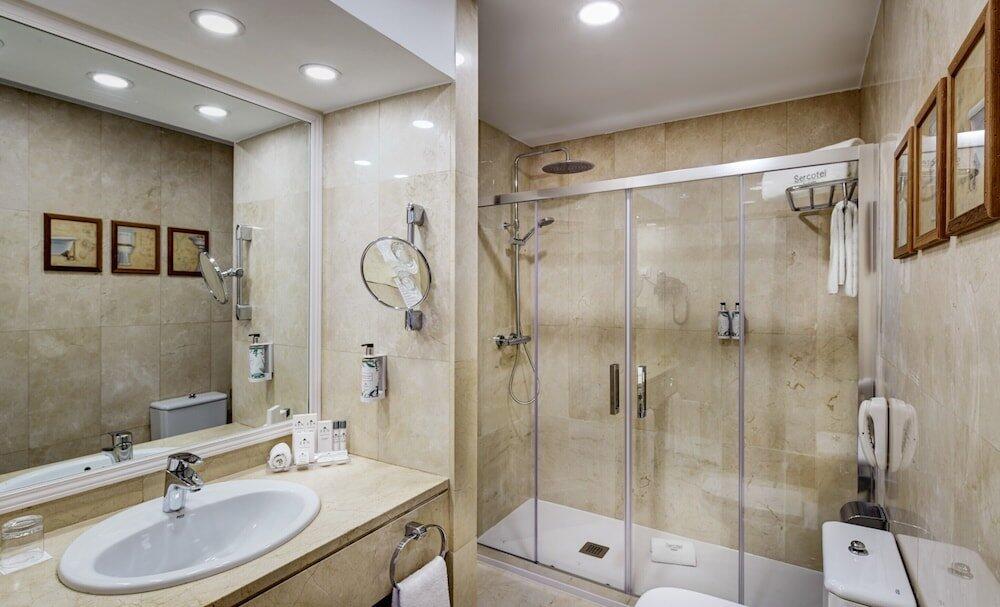 Foto del baño de Sercotel Gran Hotel Conde Duque