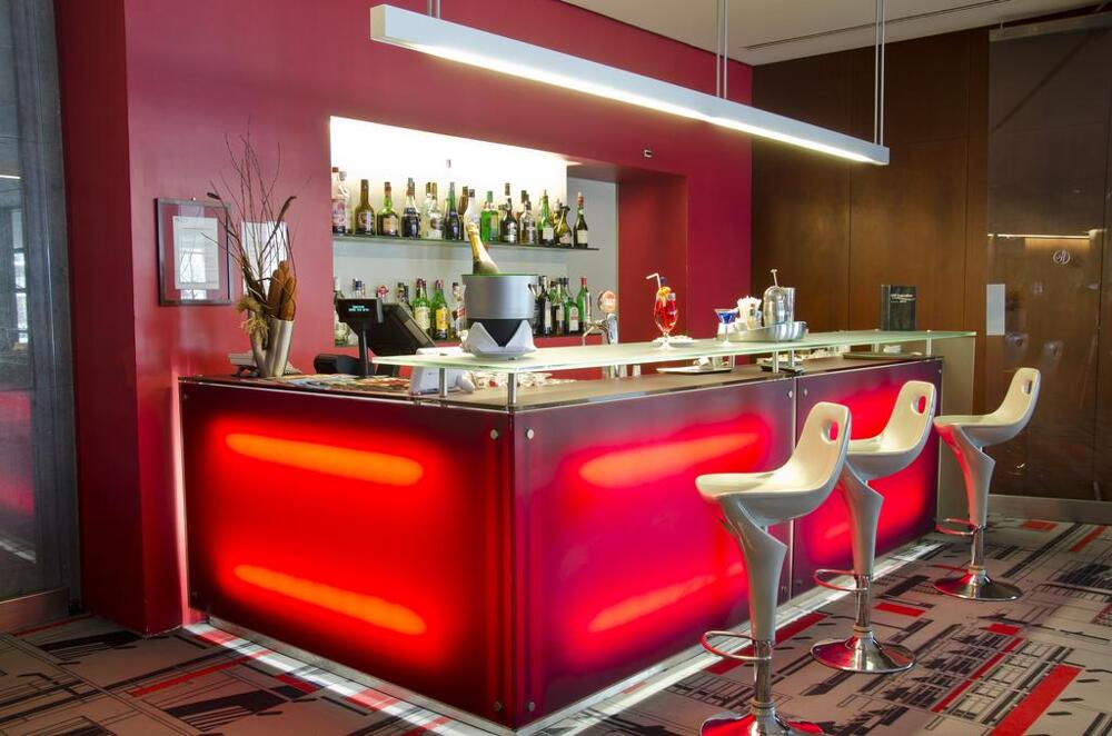 Foto de restauración de VIP Executive Arts Hotel