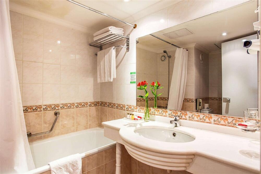 Foto del baño de Hotel Ramada by Wyndham Sofia City Center
