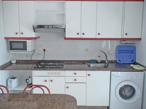 Foto de una habitación de Apartamentos Playa de la Lanzada 3000