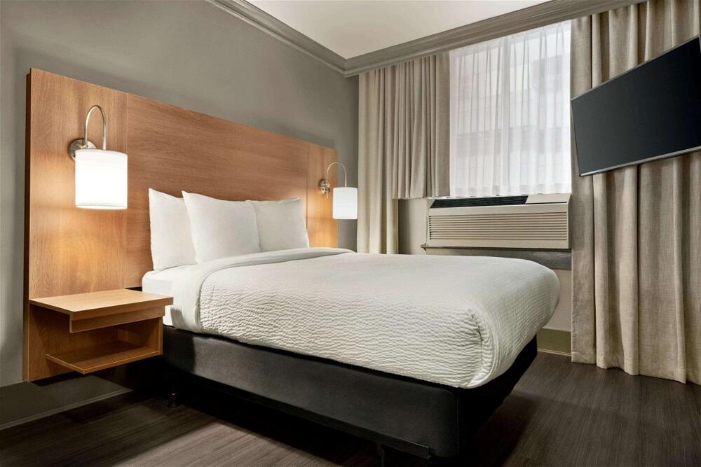 Foto de una habitación de Hotel Days Inn by Wyndham Vancouver Downtown