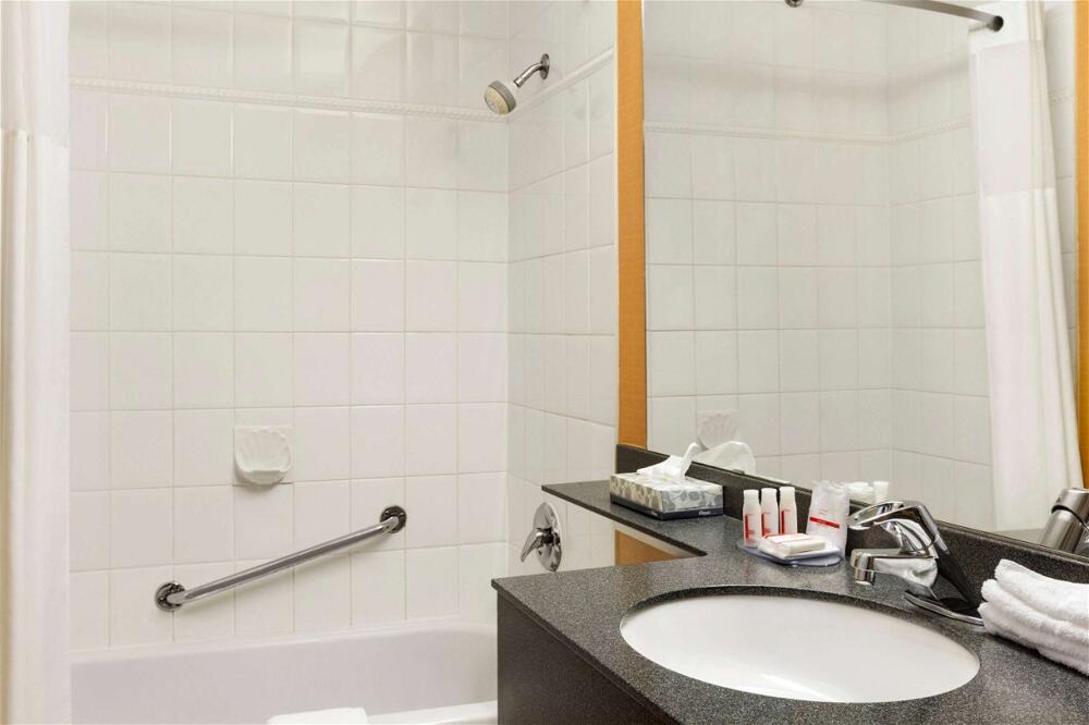 Foto del baño de Hotel Days Inn by Wyndham Vancouver Downtown