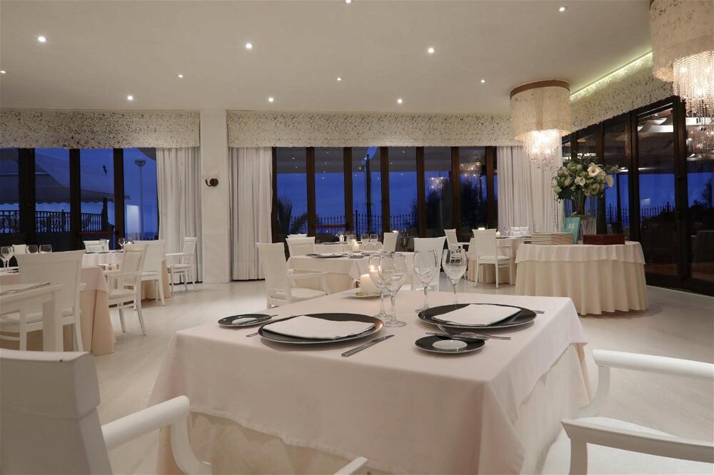 Foto de restauración de Hotel Iberostar Grand Salomé - Adults Only