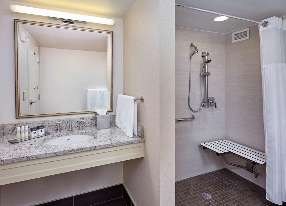 Foto del baño de Hotel DoubleTree by Hilton Washington DC - Crystal City