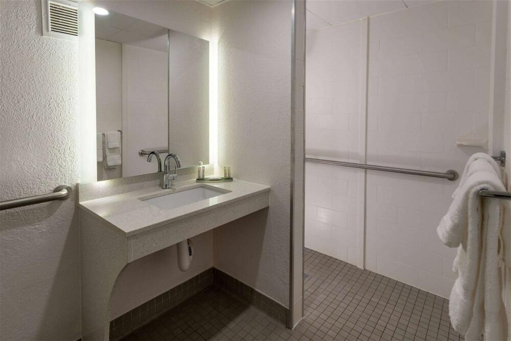 Foto del baño de Hotel Baymont by Wyndham White Plains - Elmsford