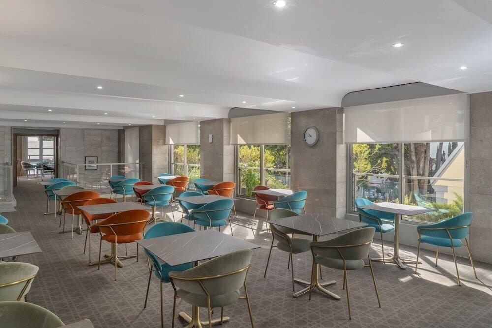 Foto de restauración de Hotel Madeira