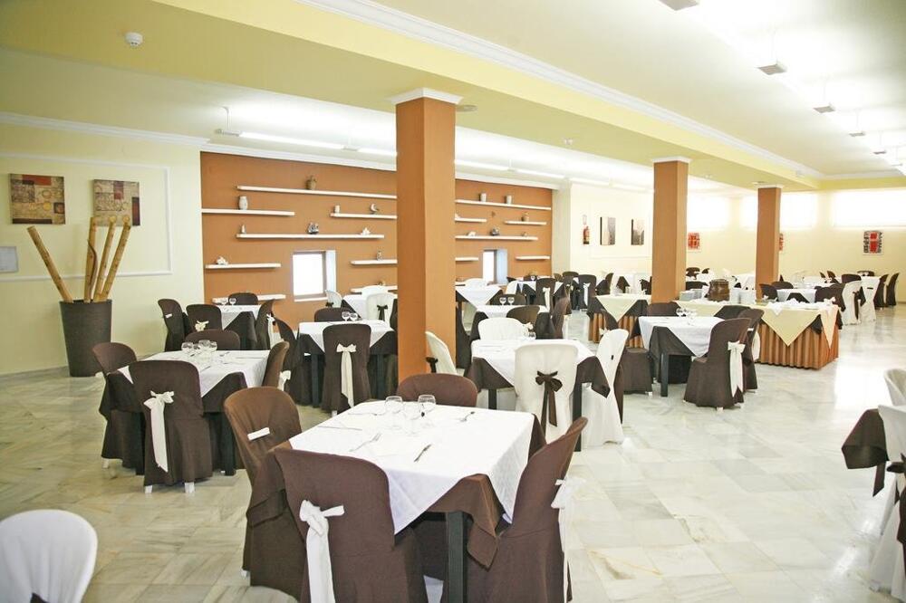 Foto de restauración de Hotel ELE La Perla