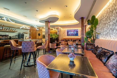 Foto de restauración de ON Suites Sevilla Apartments designed for adults