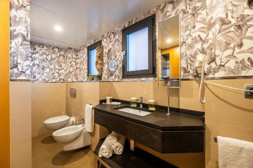 Foto del baño de ON Suites Sevilla Apartments designed for adults