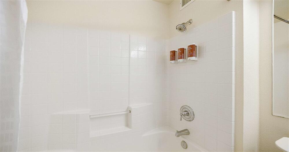 Foto del baño de SureStay Plus Hotel by Best Western Rocklin