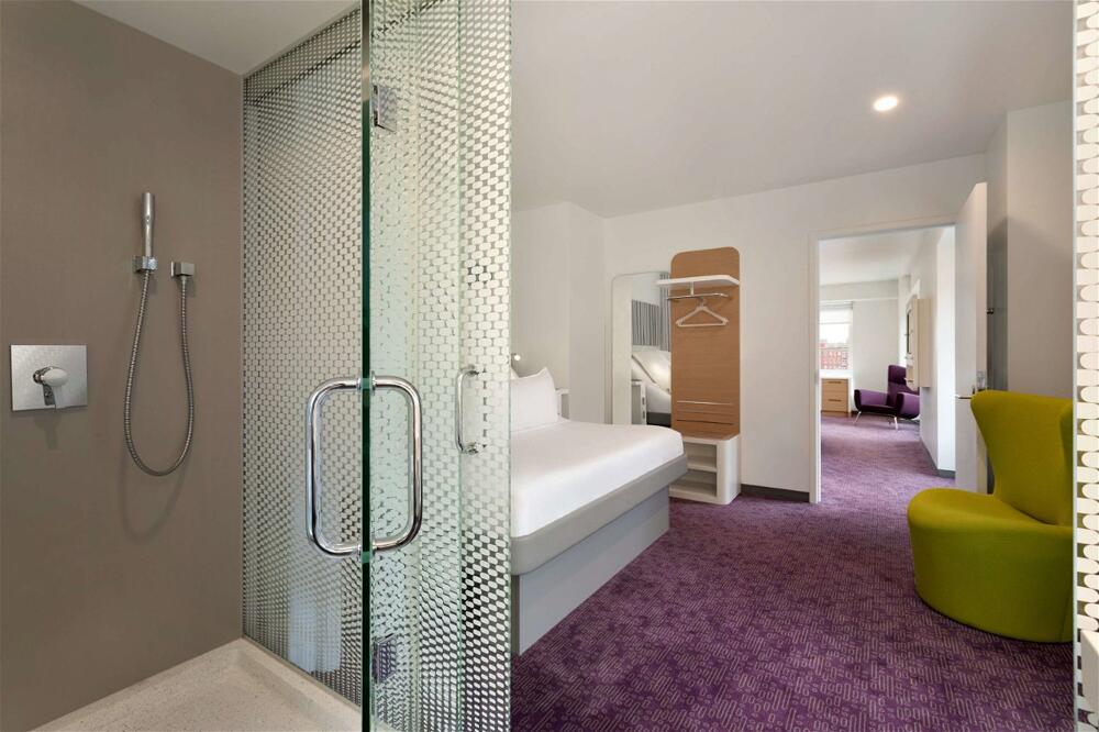 Foto de una habitación de Hotel YOTEL Boston