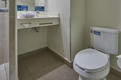 Foto del baño de Hotel City Express Junior Puebla FINSA