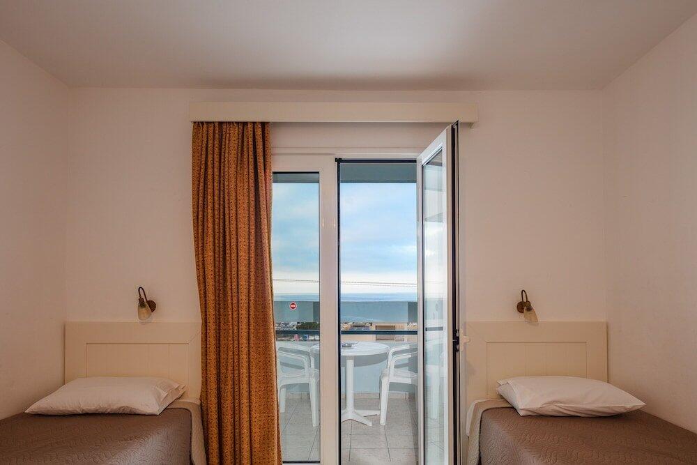 Foto de una habitación de Koni Village Hotel