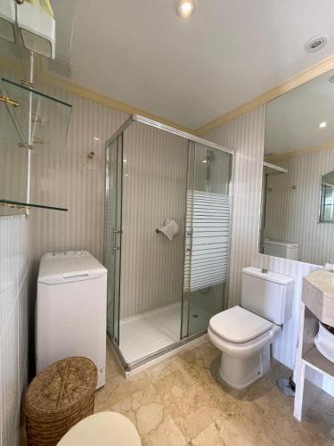 Foto del baño de Apartamentos La Roca Rentals