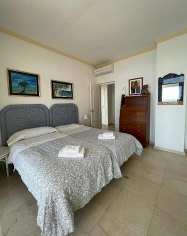 Foto de una habitación de Apartamentos La Roca Rentals