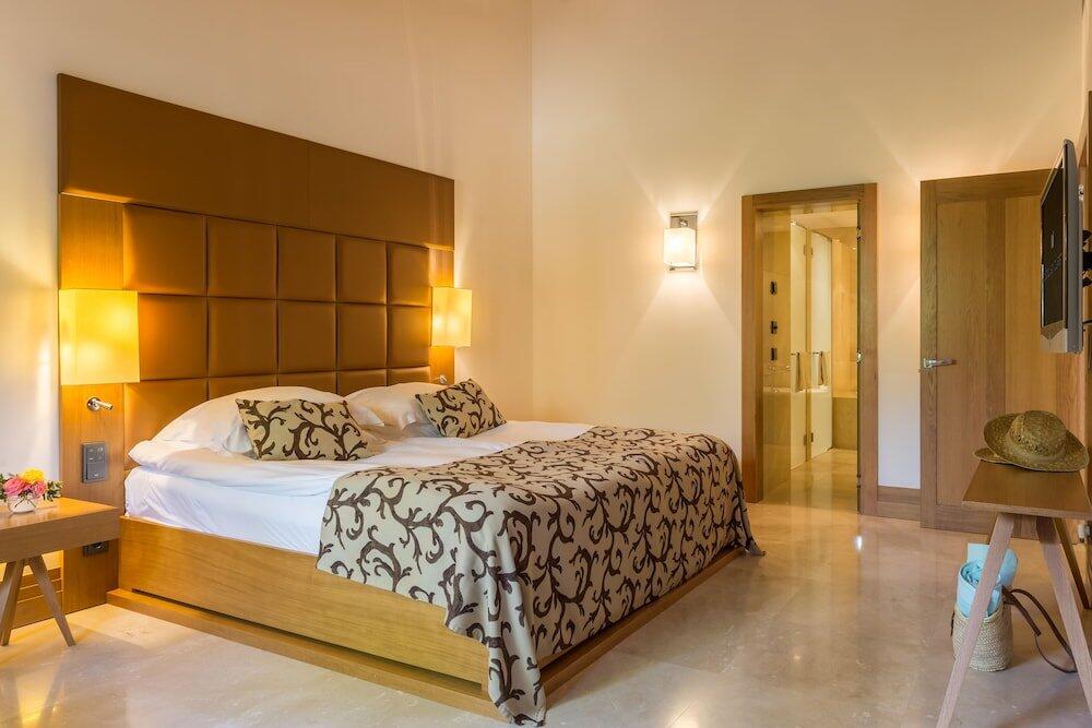 Foto de una habitación de Castell Son Claret - The Leading Hotels of the World
