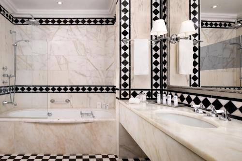 Foto del baño de Hotel The St. Regis Florence