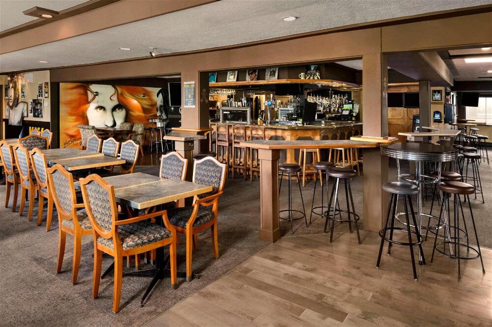 Foto de restauración de Hotel Days Inn by Wyndham Victoria Uptown