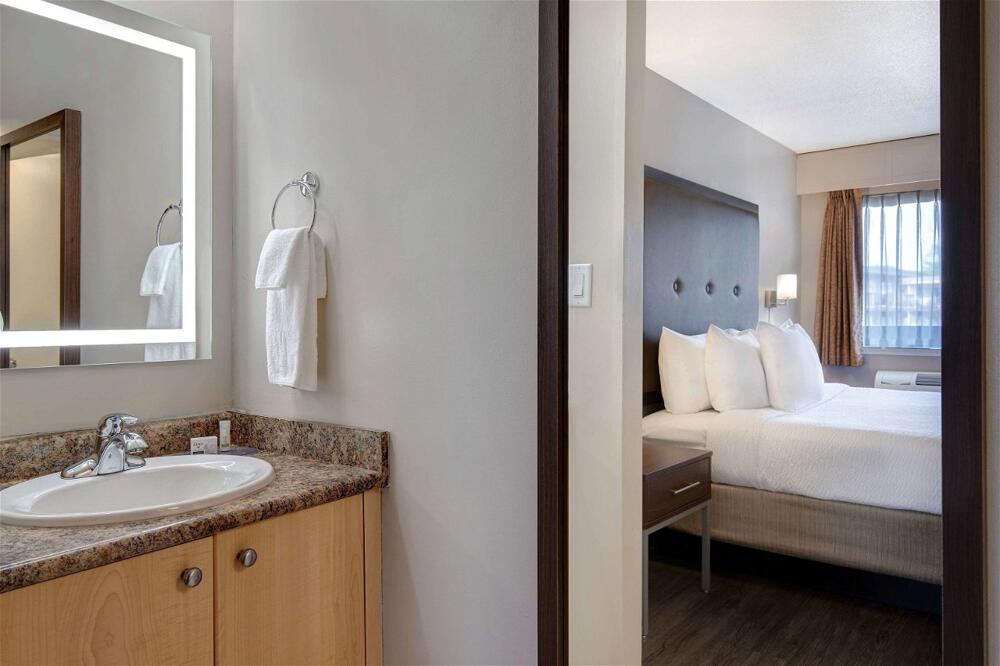 Foto del baño de Hotel Days Inn by Wyndham Victoria Uptown