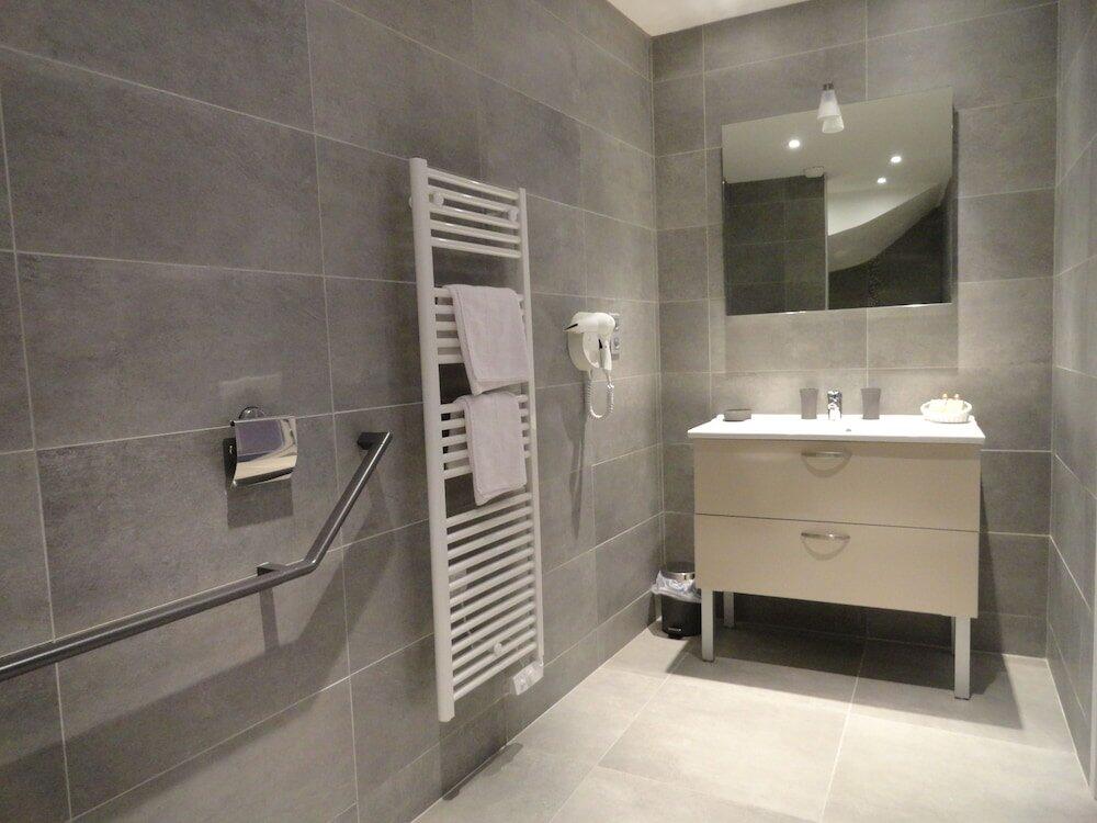 Foto del baño de Hotel Le Lion D&amp;#039;Or et Restaurant La Table Du Lion
