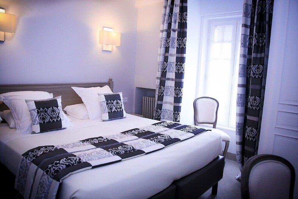 Foto de una habitación de Hotel Le Lion D&amp;#039;Or et Restaurant La Table Du Lion