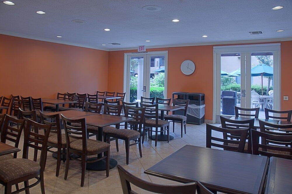Foto de restauración de Hotel Ramada Suites by Wyndham San Diego