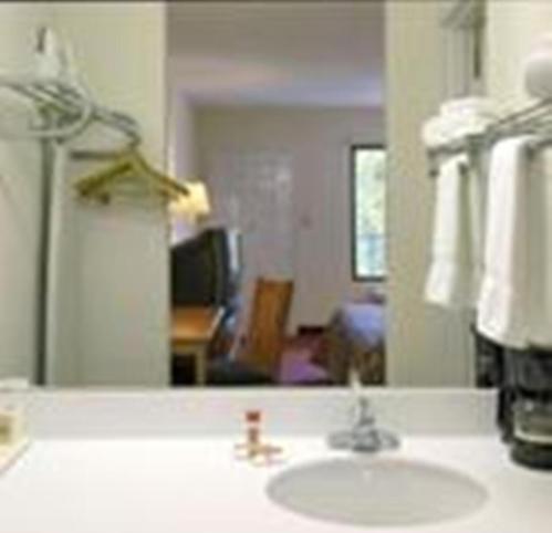 Foto del baño de Hotel Super 8 by Wyndham Lavonia