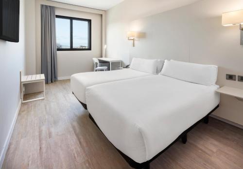 Foto de una habitación de B&amp;amp;B HOTEL Granada Estación