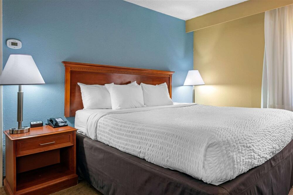 Foto de una habitación de Clarion Hotel Conference Center - North