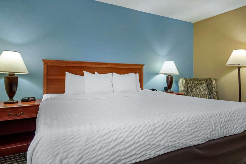 Foto de una habitación de Clarion Hotel Conference Center - North