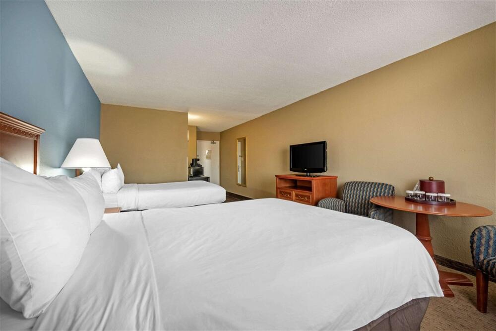 Foto de una habitación de Clarion Hotel Conference Center - North