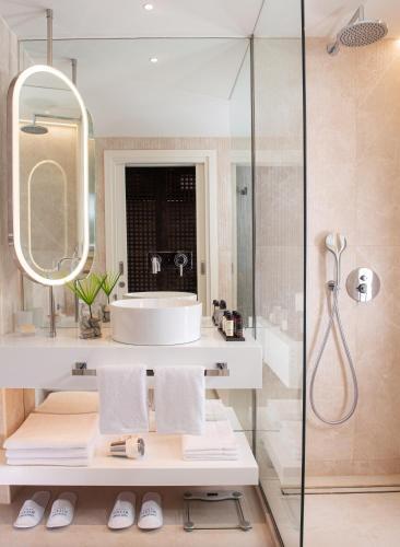 Foto del baño de Complejo Mitsis Rinela Beach Resort &amp;amp; Spa