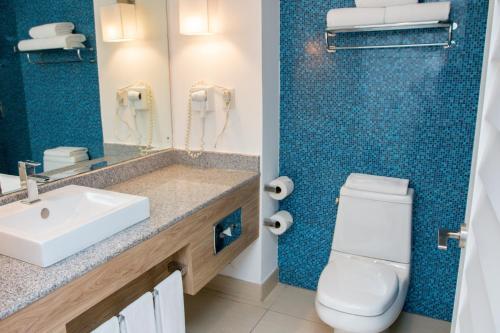 Foto del baño de Holiday Inn Acapulco La Isla, an IHG Hotel