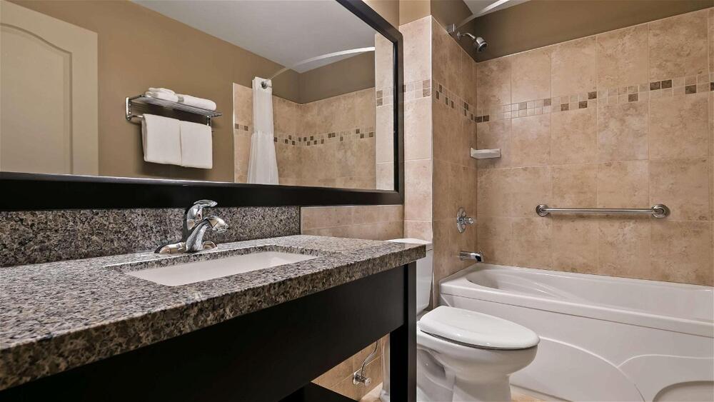 Foto del baño de Hotel Best Western Plus Baker Street Inn &amp;amp; Convention Centre