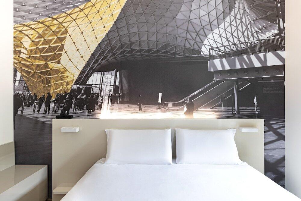 Foto de una habitación de B&amp;amp;B Hotel Milano Central Station