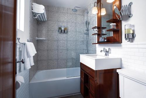Foto del baño de National Hotel, An Adult Only Oceanfront Resort