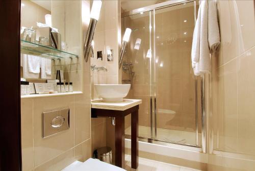 Foto del baño de Hotel The Premier Notting Hill