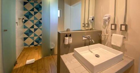 Foto del baño de Hotel The Host Business Suites at WTC