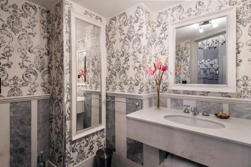 Foto del baño de Hotel The Inn at the Spanish Steps