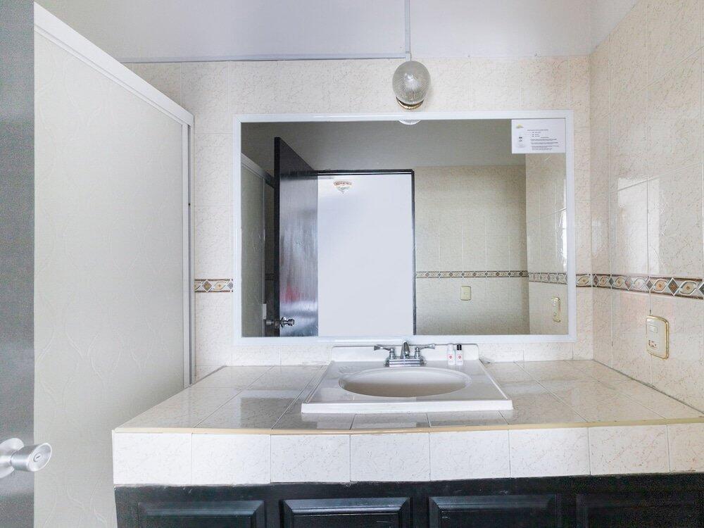 Foto del baño de Hotel Capital O Zona Dorada Inn, Mazatlán