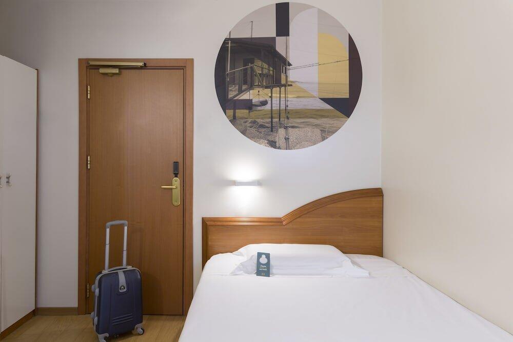 Foto de una habitación de B&amp;amp;B Hotel Pescara
