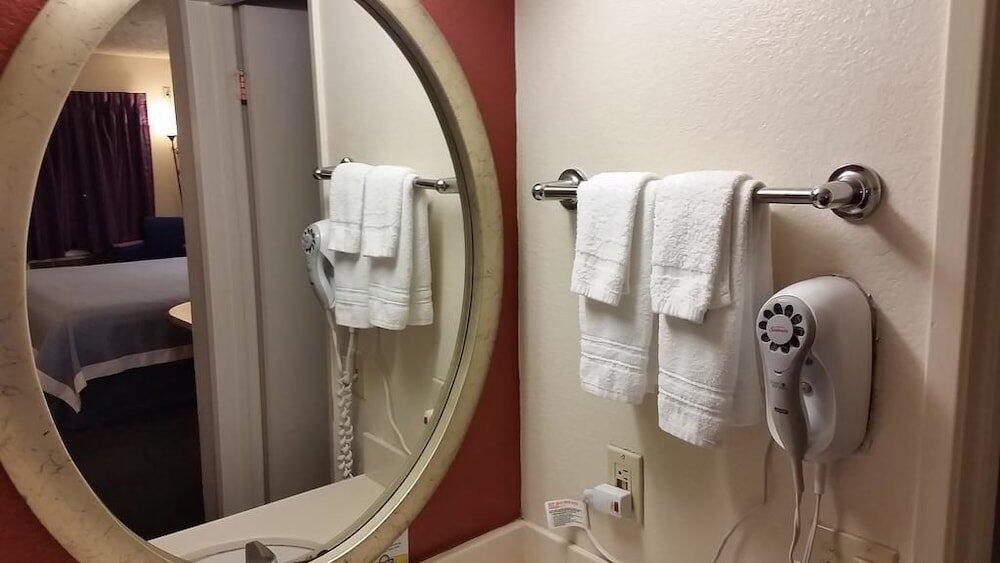 Foto del baño de Hotel Days Inn by Wyndham Buena Park