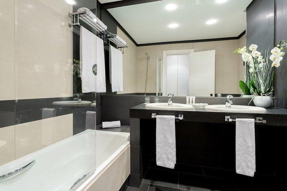 Foto del baño de Hotel Exe Layos Golf