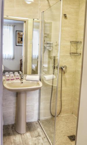 Foto del baño de Hotel Le Bayeux