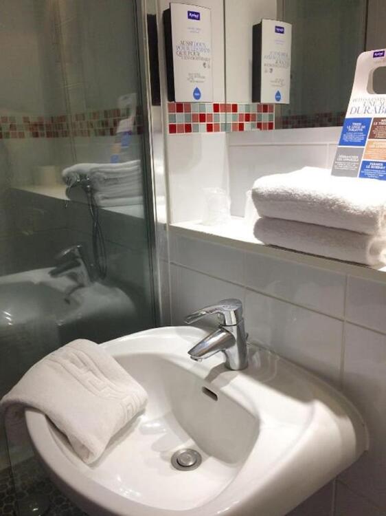 Foto del baño de Kyriad Martigues Ecopolis