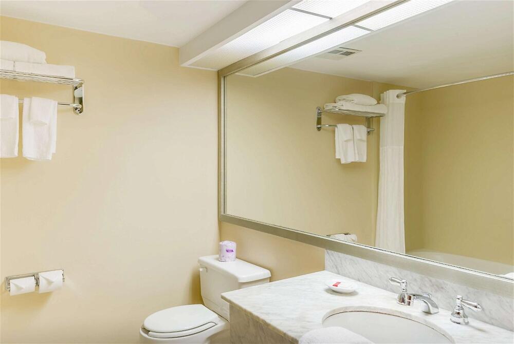 Foto del baño de Hotel Ramada by Wyndham Niagara Falls by the River