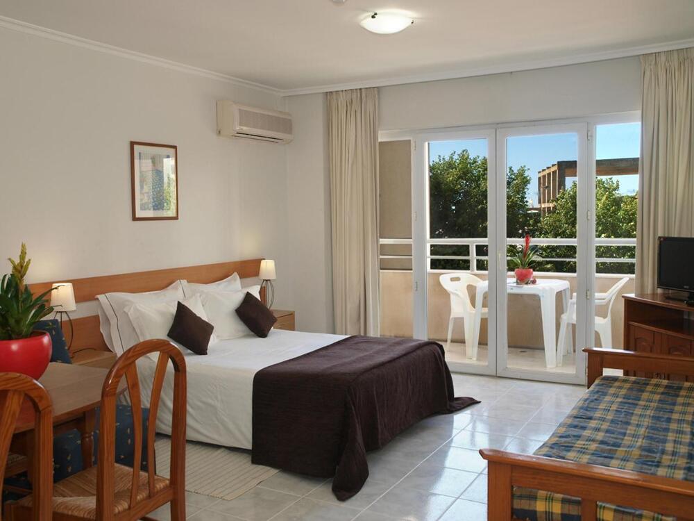 Foto de una habitación de Apartamentos Jardins da Rocha