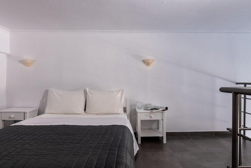 Foto de una habitación de Rivari Santorini Hotel